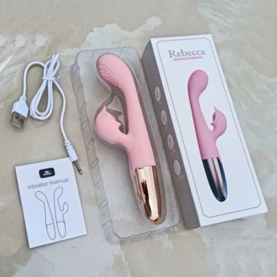 Gậy GOK Rung Đôi Rebecca 2 Đầu | Que Rung Cho Nữ | Gân Gai An Toàn | Rung Mạnh Êm Ái | Kích Thích Điểm G | Đồ Chơi Người Lớn | Đồ Chơi Tình Yêu | Hàng Kín Đáo | Giá Tốt | Bảo Hành | Giao Nhanh | Vi Tính Hóc Môn